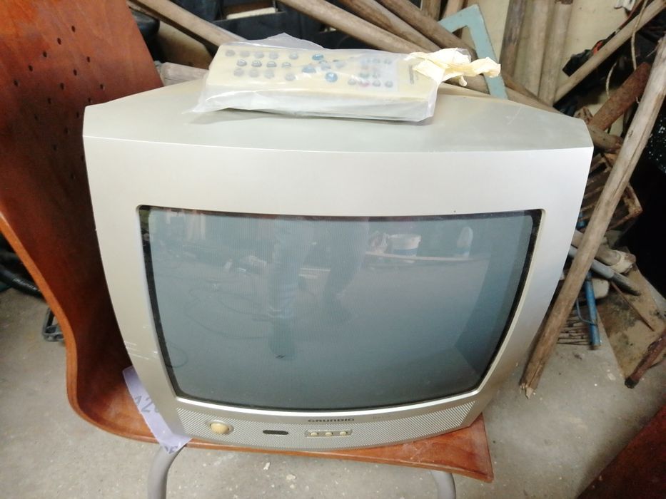 Vende se televisão