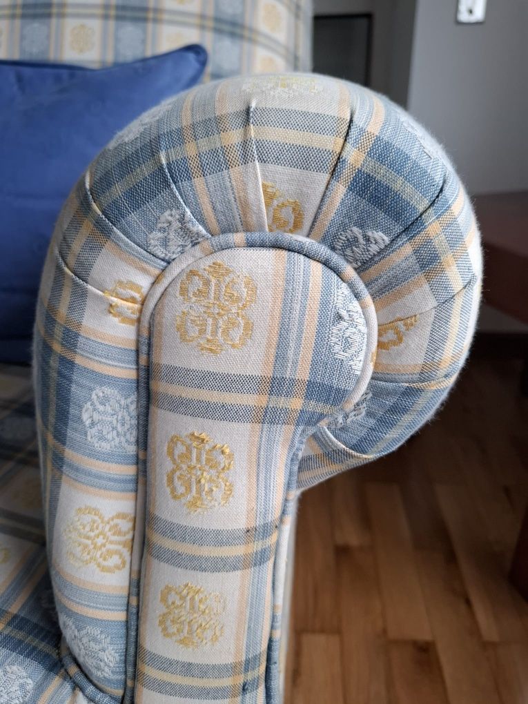 Poltronas clássicas estofadas. Muito bom estado.