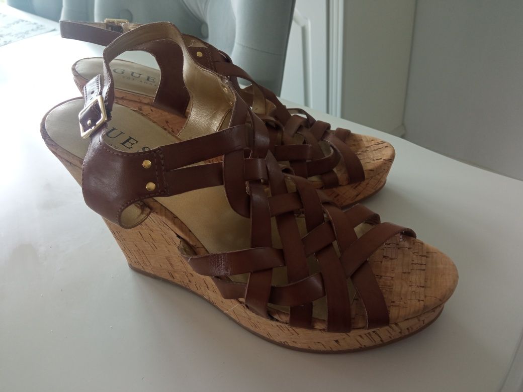 Sandały na koturnie Guess r.39