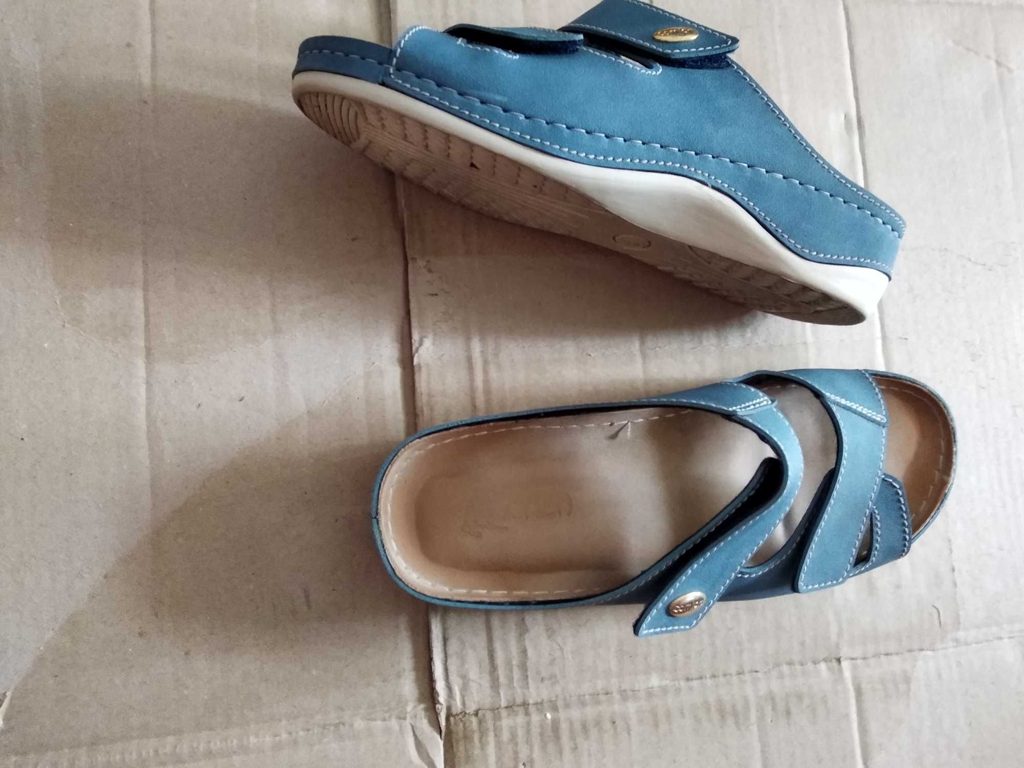 Шльопанці зі штучної шкіри