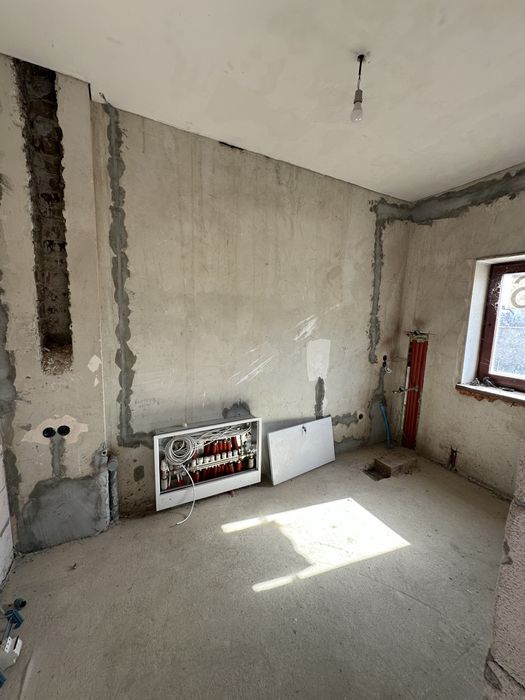 Продам особняк площею 210м2 та 10 соток землі