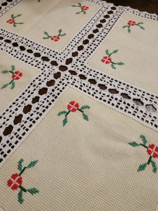 Toalha quadrada crochet e bordados