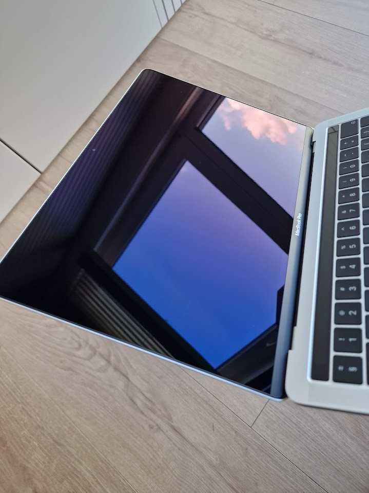 MacBook Pro (A1989, i5 4 rdzenie, 8/256, Touch Bar) - ideał, 69 cykli