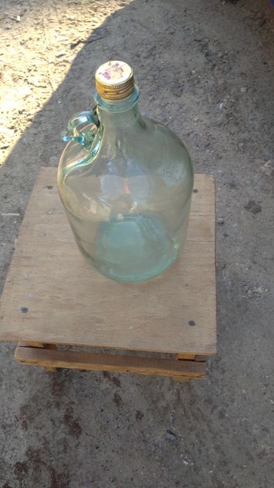 Бутиль з під вина , в ідеальному стані. на  5 ліітррів.