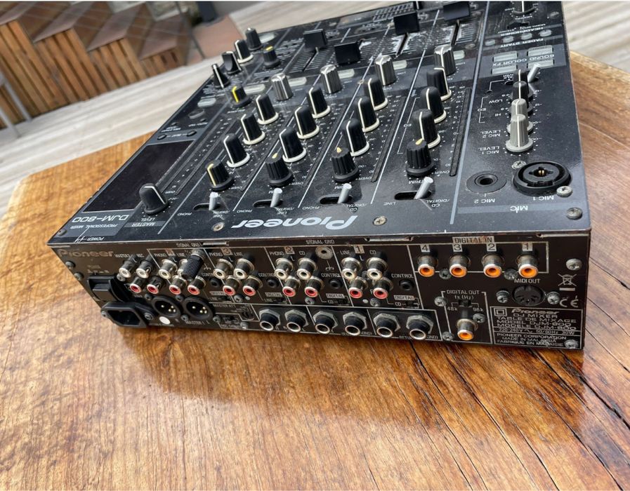 Mesa de mistura pionner djm800 em bom estado