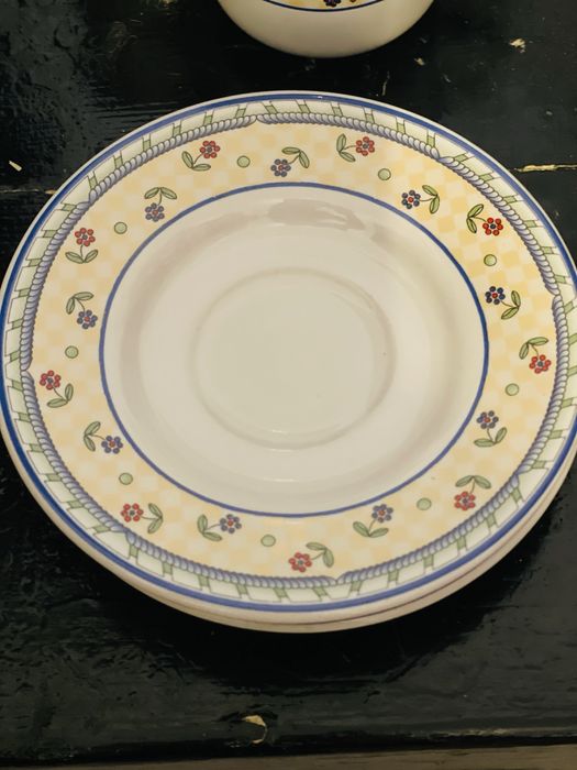 Conjunto de chávenas e pires de cerâmica