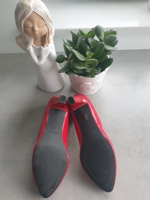 Czerwone lakierowane szpilki r.39