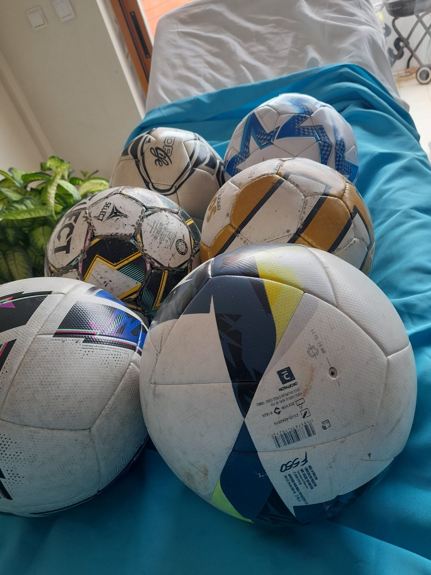 Bolas de futebol de várias marcas