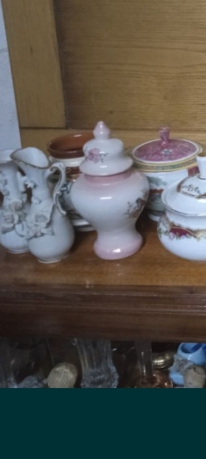 Vendo muitas peças de louça variadas