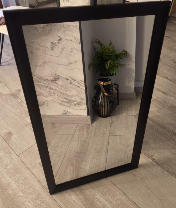 Sprzedam lustro w czarnej ramie.