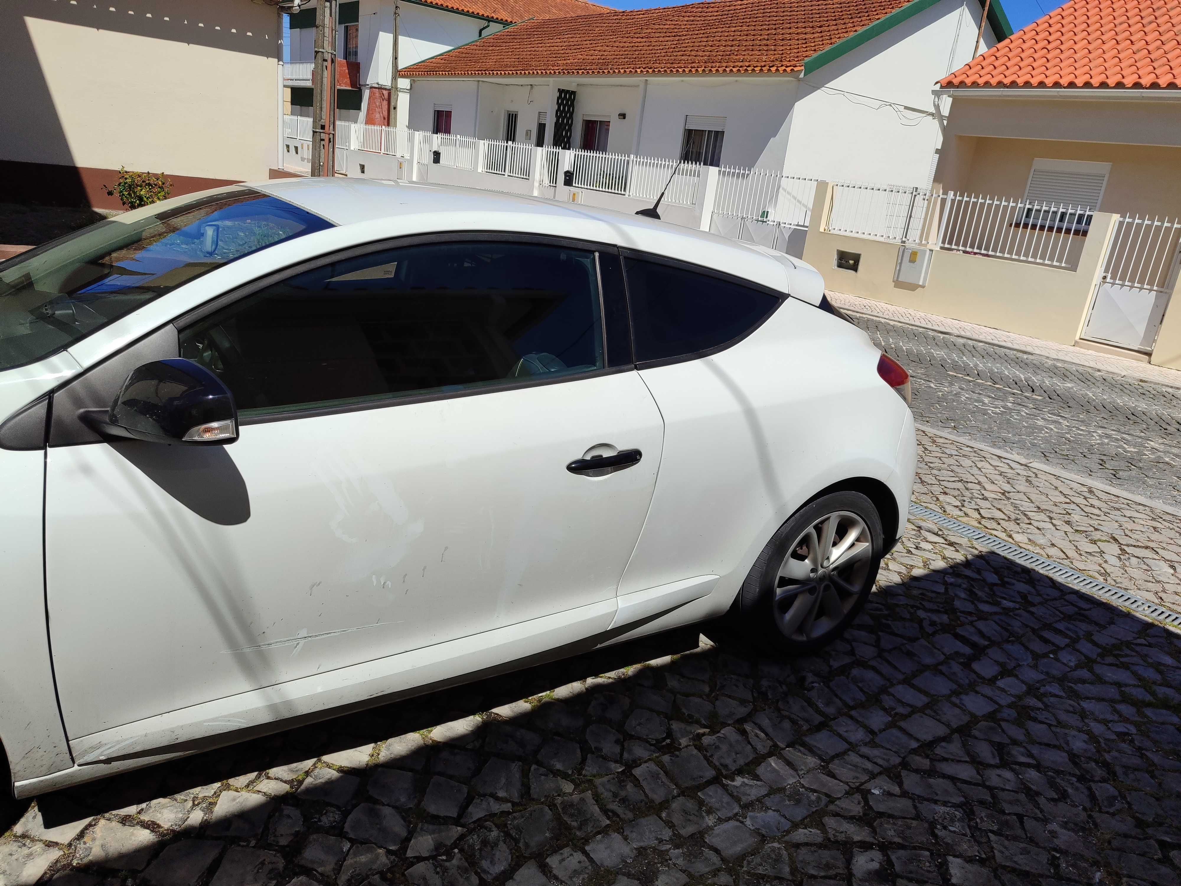 Vendo Renault Megane coupé, comercial impecável, valor negociável.