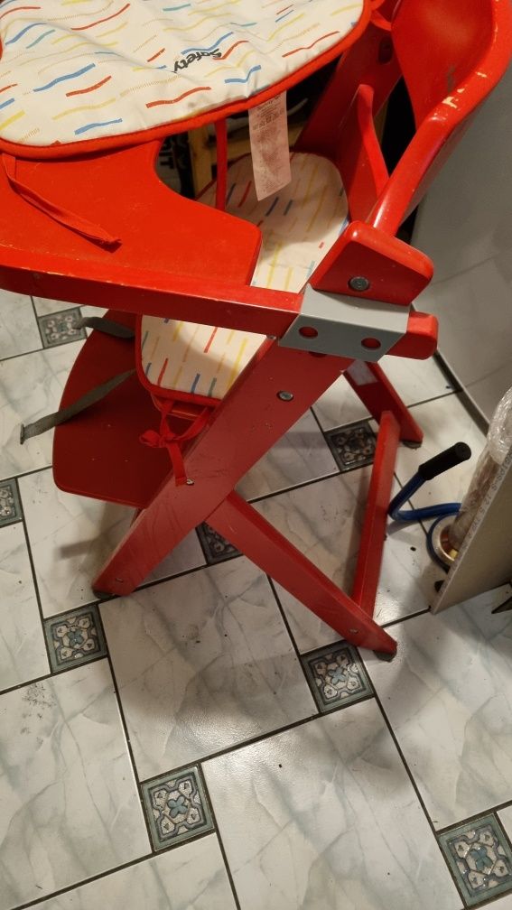 Krzesełko dziecięce drewniane do karmienia czerwone z wkładką safety