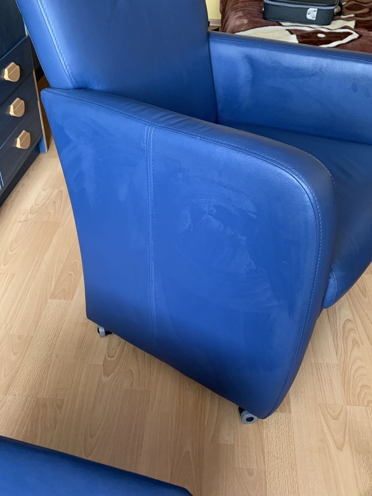 Fotel skórzany na kółkach z podnóżkiem
