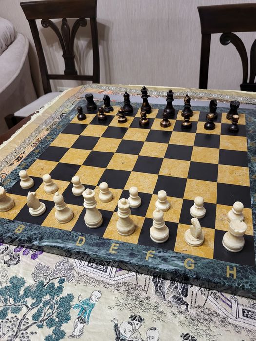 Шахматная мраморная доска с фигурами кость