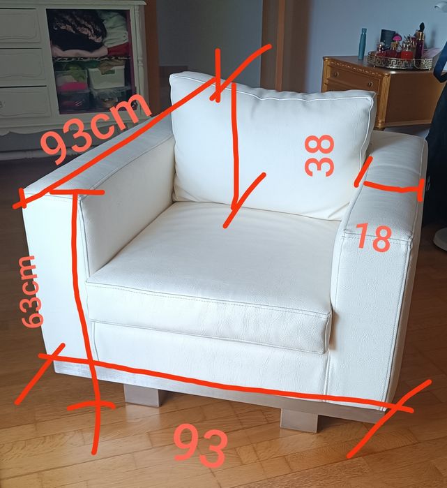Poltrona em pele sintética — branco casca de ovo, pés em inox escovado