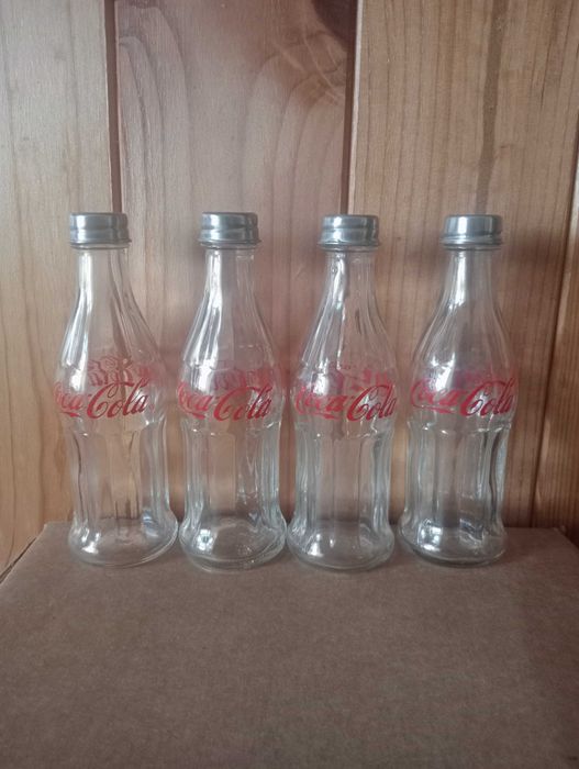 Mini réplicas de garrafas Coca-Cola (saleiro e pimenteiro)