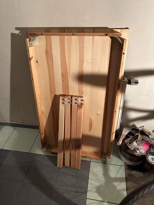 Drewiany stół i 4 krzesła JYSK