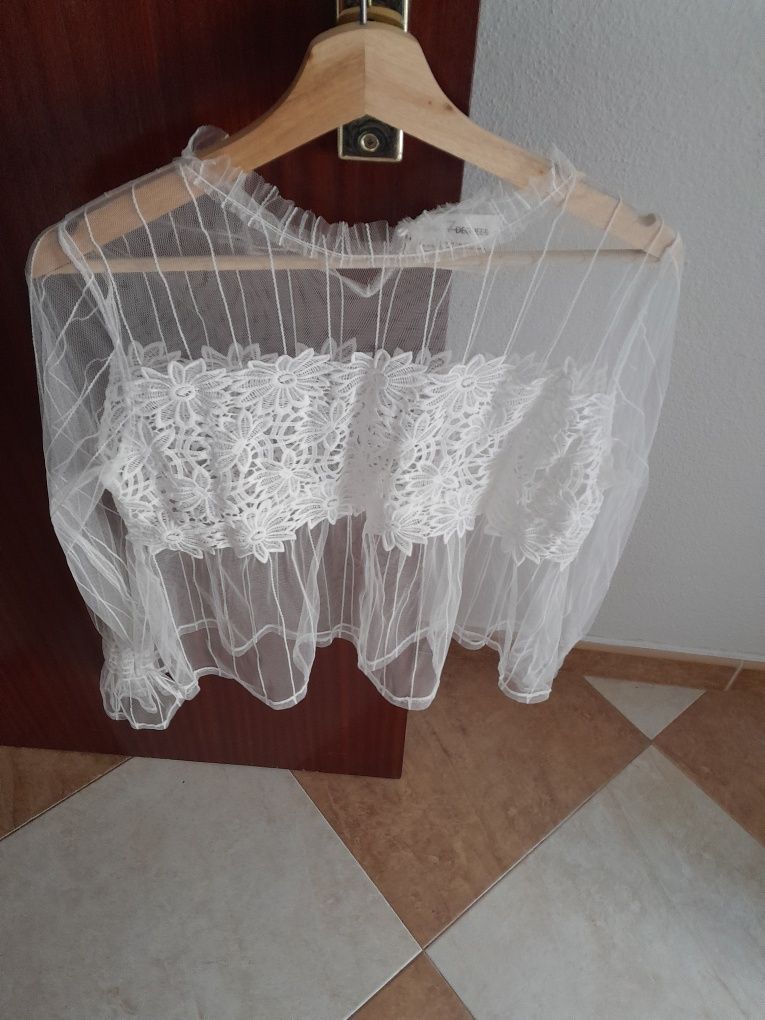 Blusa branca com renda