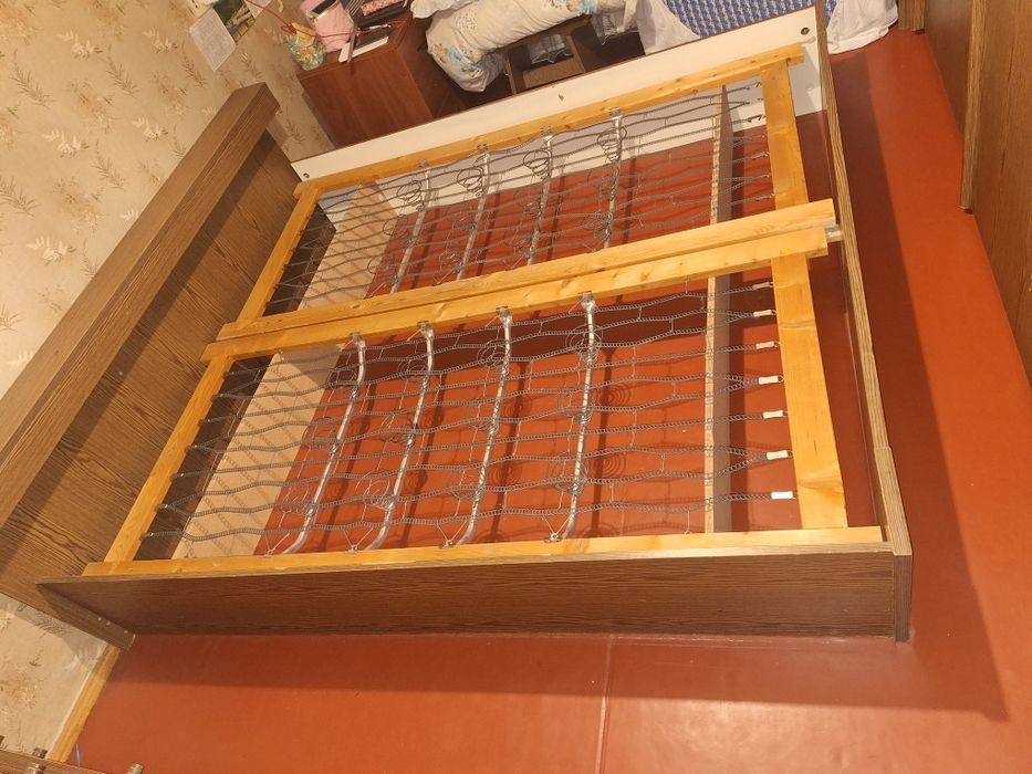 Двоспальне дерев'яне ліжко