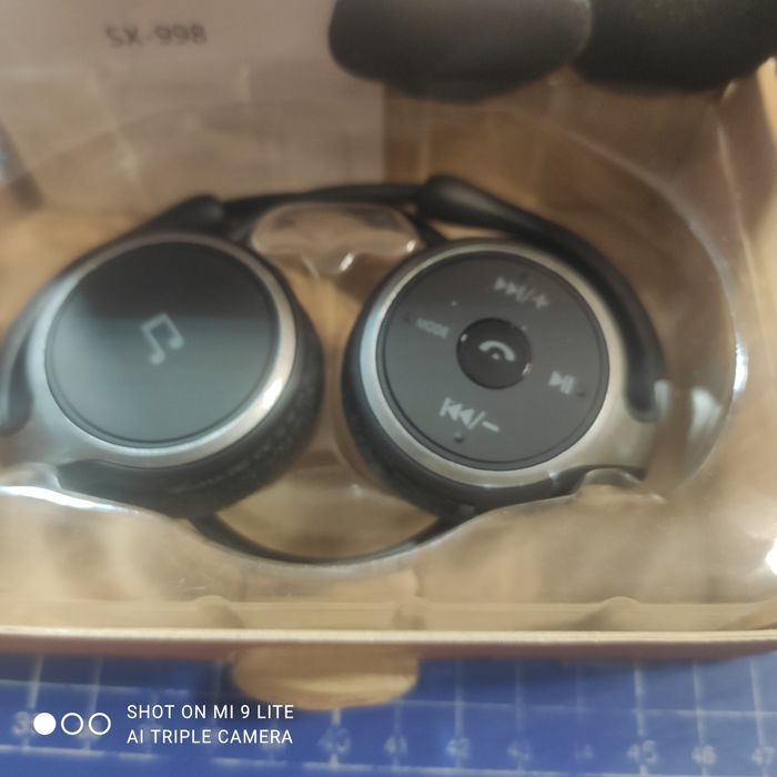 Słuchawki nauszne sportowe z radiem i innymi funkcjami.