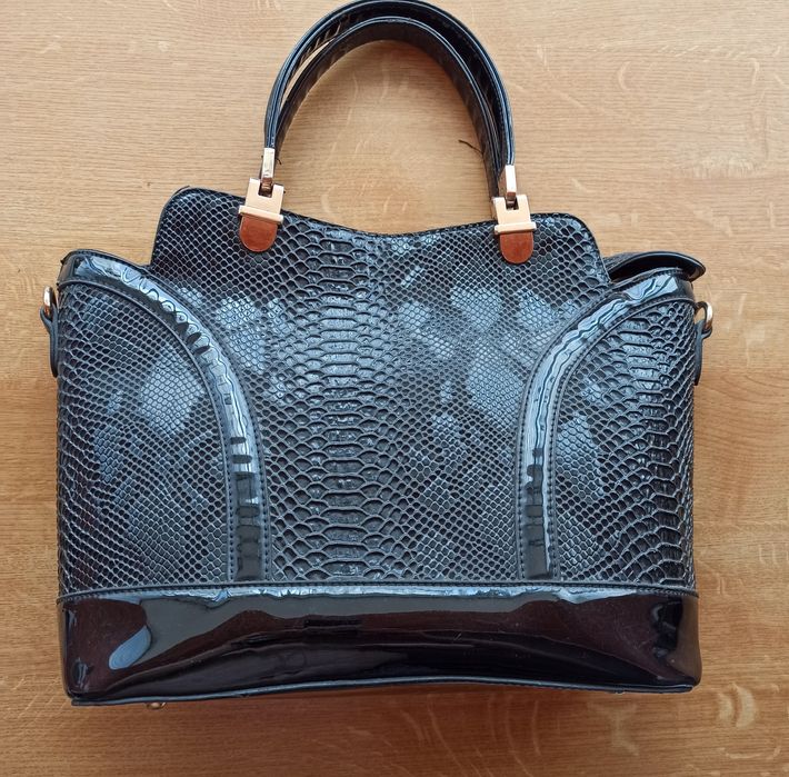 Стильна сумка «під шкіру змії"