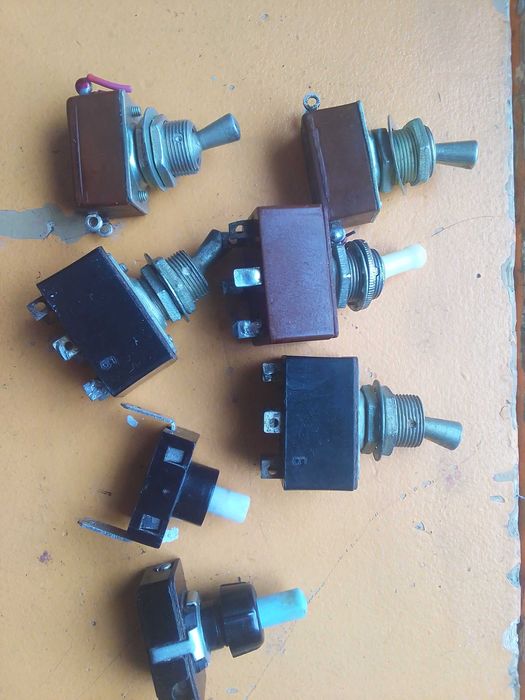 Кнопки та тумблери