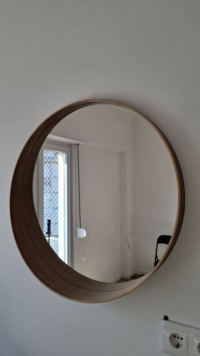 Espelho redondo IKEA, 60 cm, com moldura em madeira.
Peça elegante e m