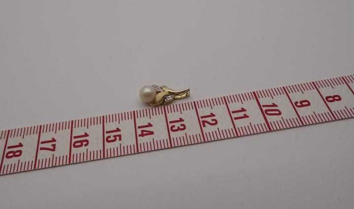 Delikatna złota zawieszka perła i diamenty.
