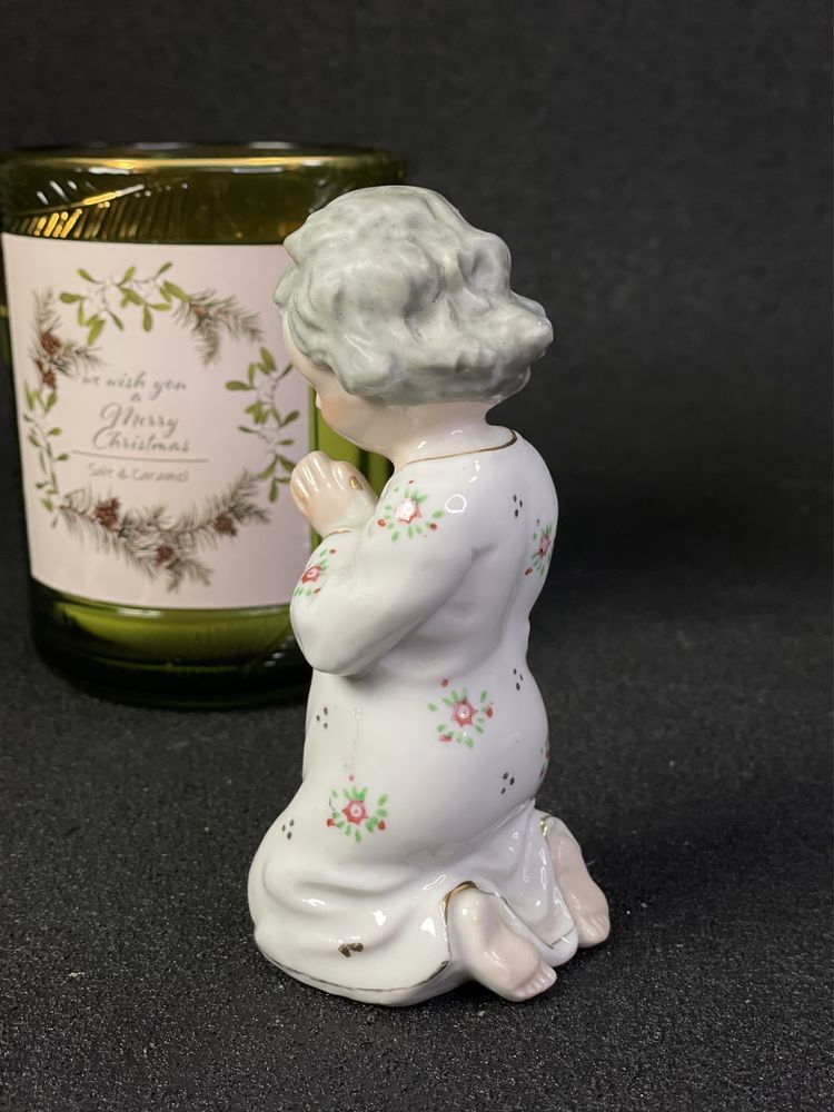 Porcelanowa figurka modlacy sie chłopiec. Japan. Stara porcelana