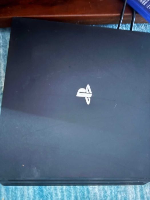 Vende-se PlayStation 4  pro 1 TB 4 jogos e 2 cumandos