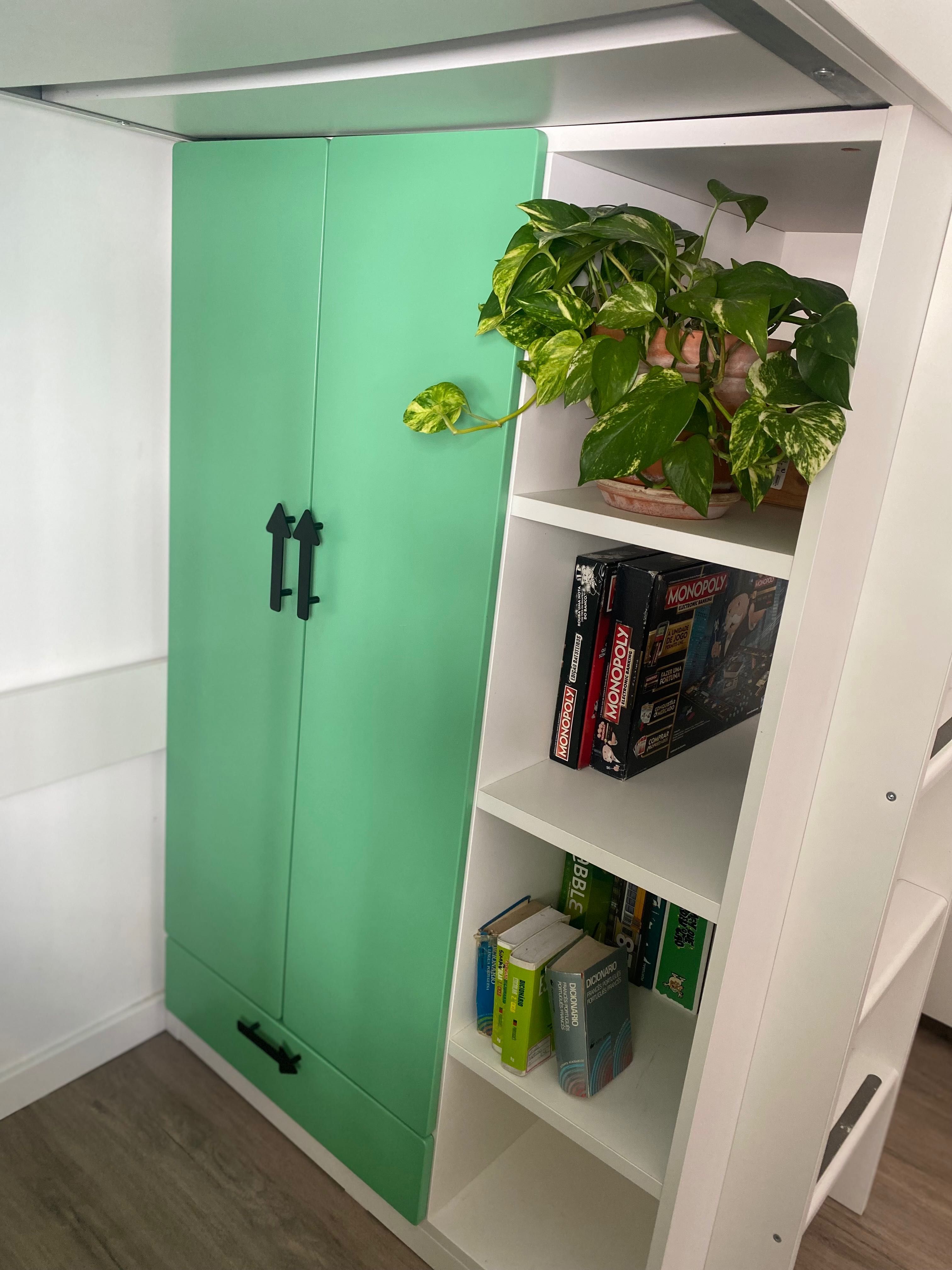 Cama alta IKEA c/ roupeiro e secretária