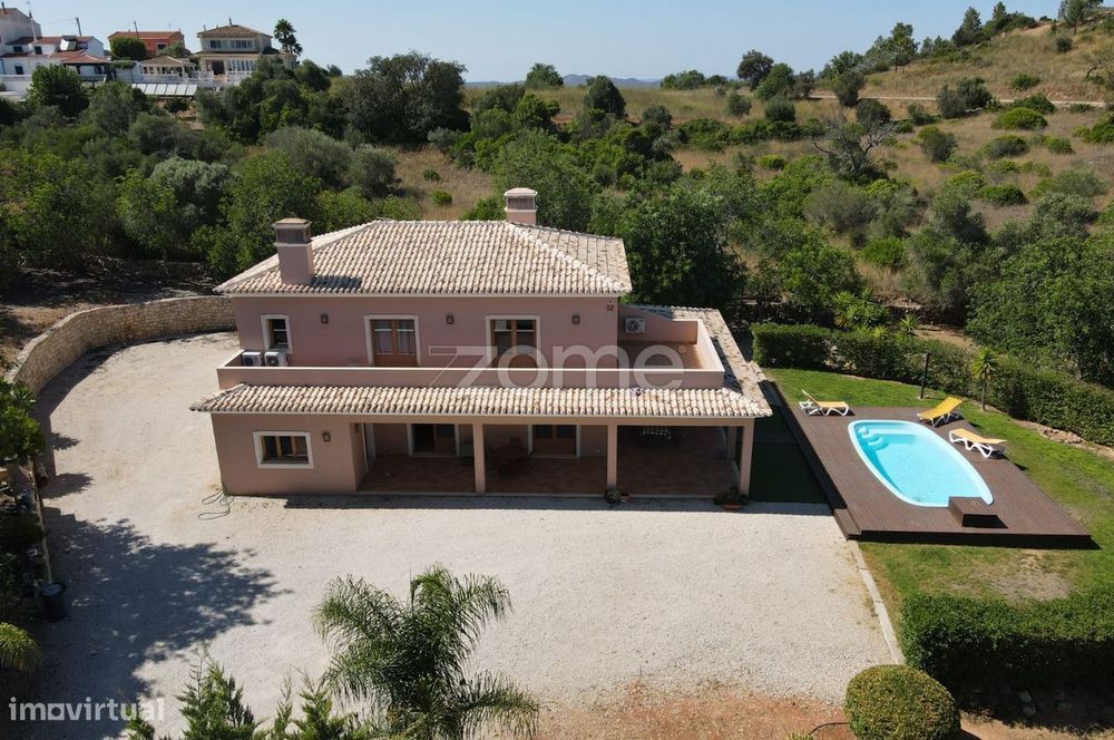 Moradia isolada T4 com Piscina e terreno em Messines