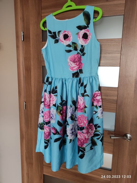 Kwiecista sukienka midi bez rękawów