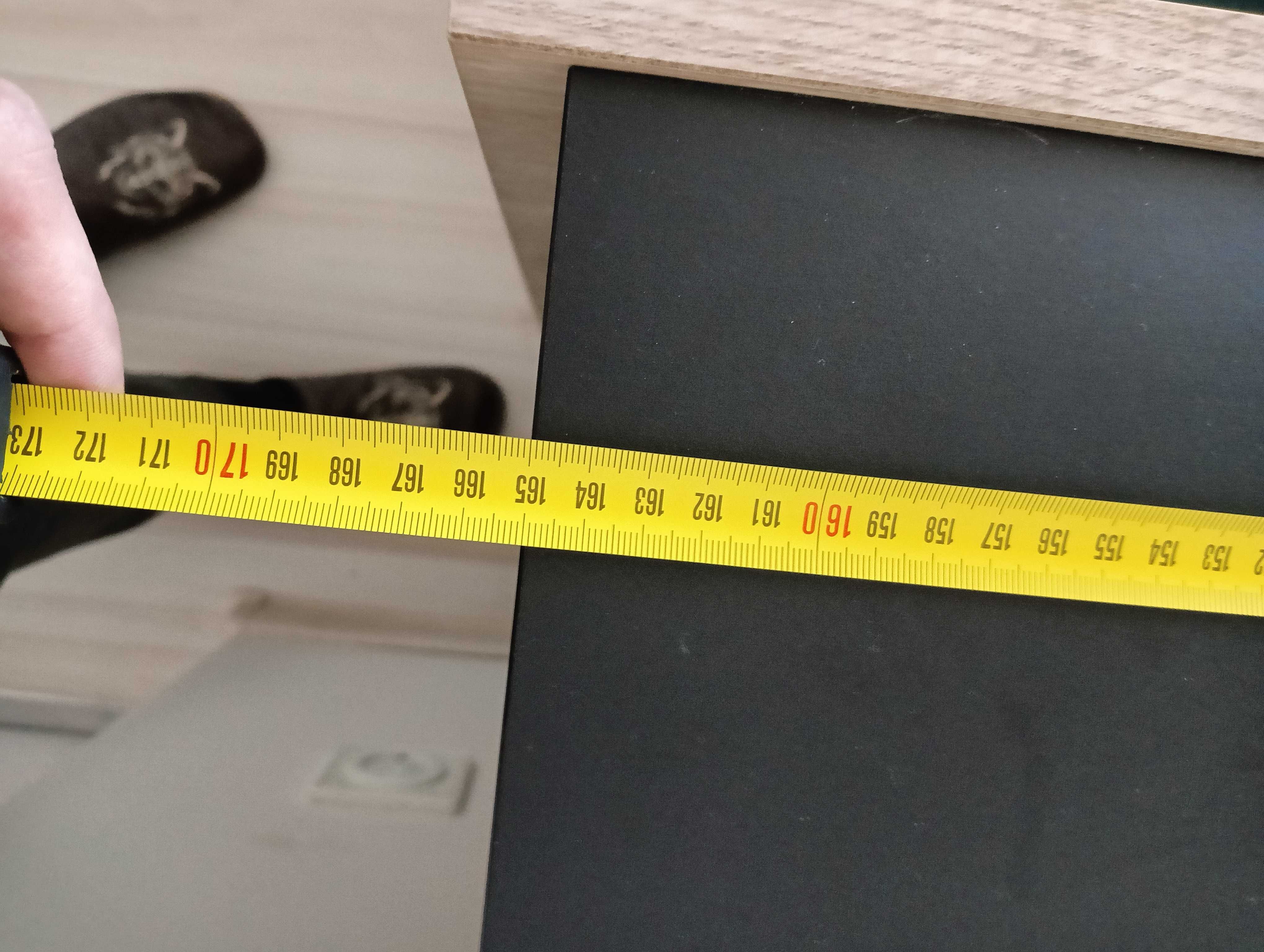 Zabudowa do łóżka 160 zagłówek z wysuwanymi szafkami nocnymi.