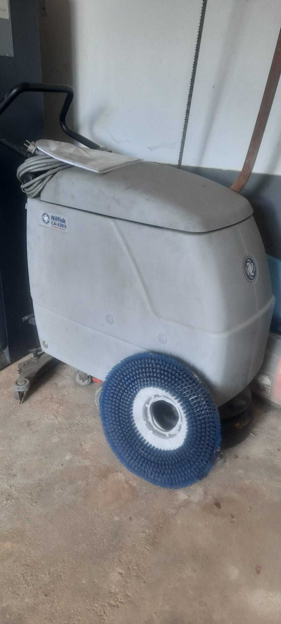 Máquina de lavar pavimentos NILFISK CA430s