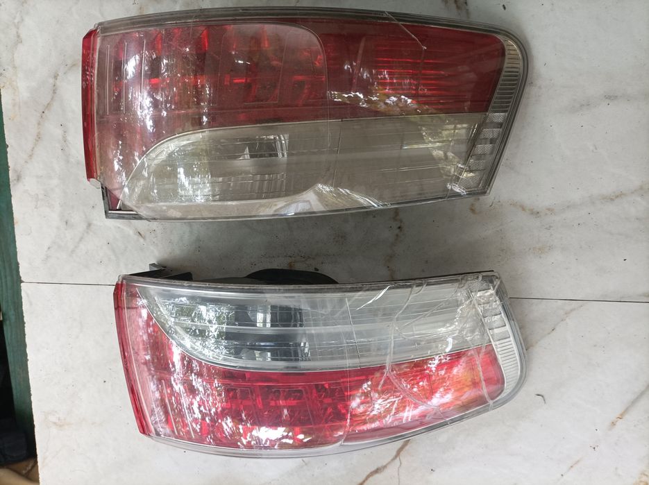 Тойота Авенсіс Т27. Задні фонарі .