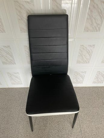 Cadeiras preto e branco