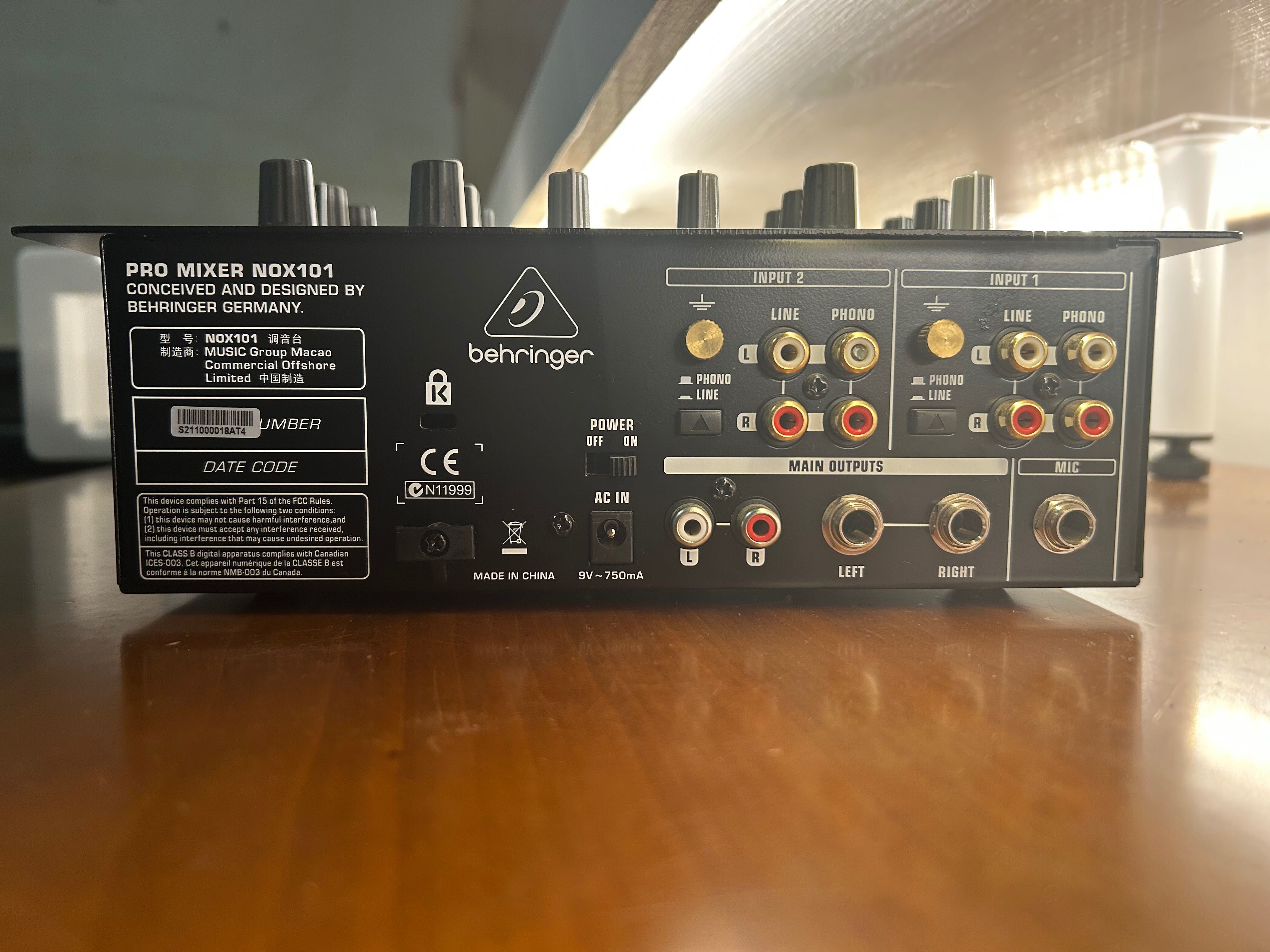 Behringer NOX 101 – Mesa de Mistura Analógica