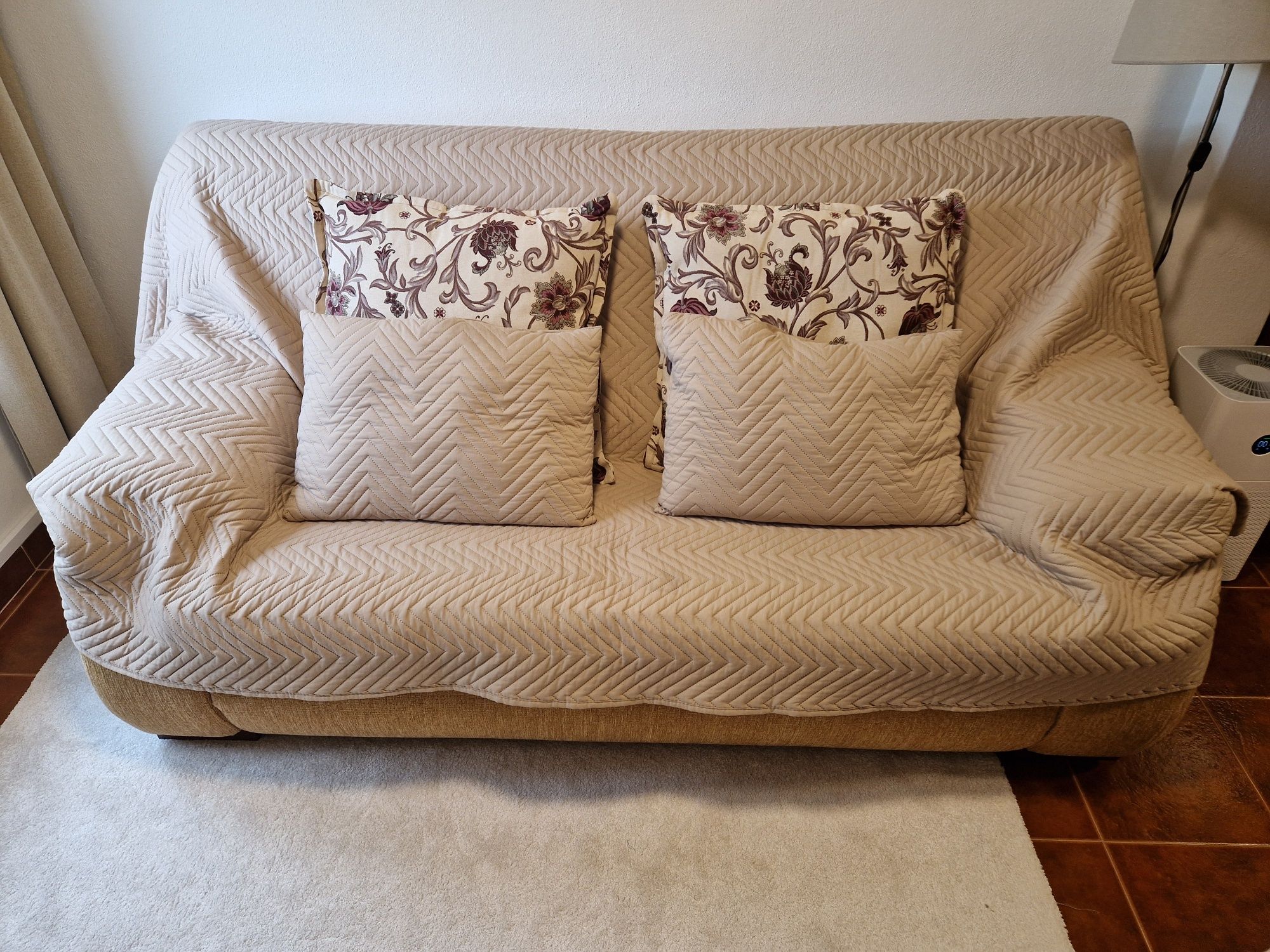 Conjunto de 2 sofás. Um de 3 lugares + um de 2 lugares