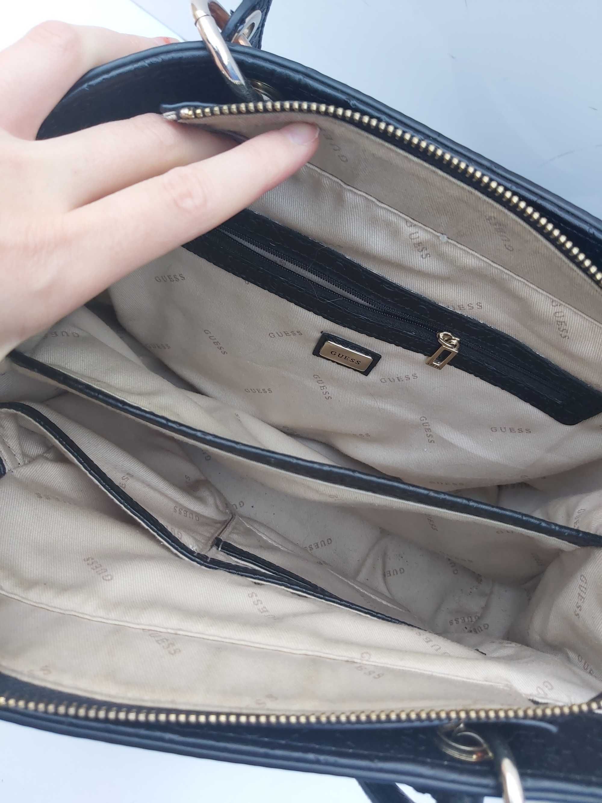 Torebka czarna monogram GUESS torba shoperka ekegancka brelok
