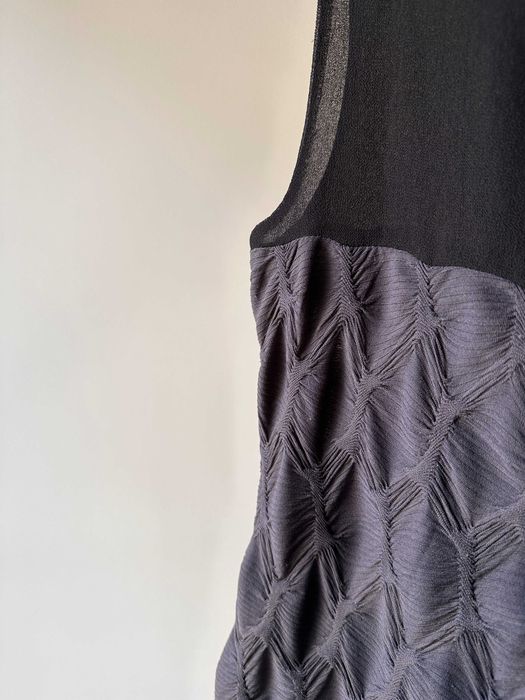 Black & Grey Textured Sleeveless Dress – Modern & Sophisticated