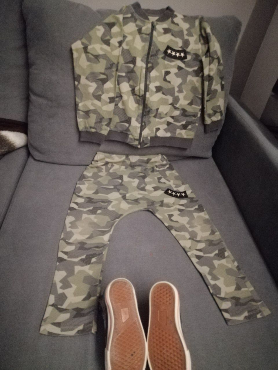 Dziecięcy dres moro r. 122 i trampki moro r.26