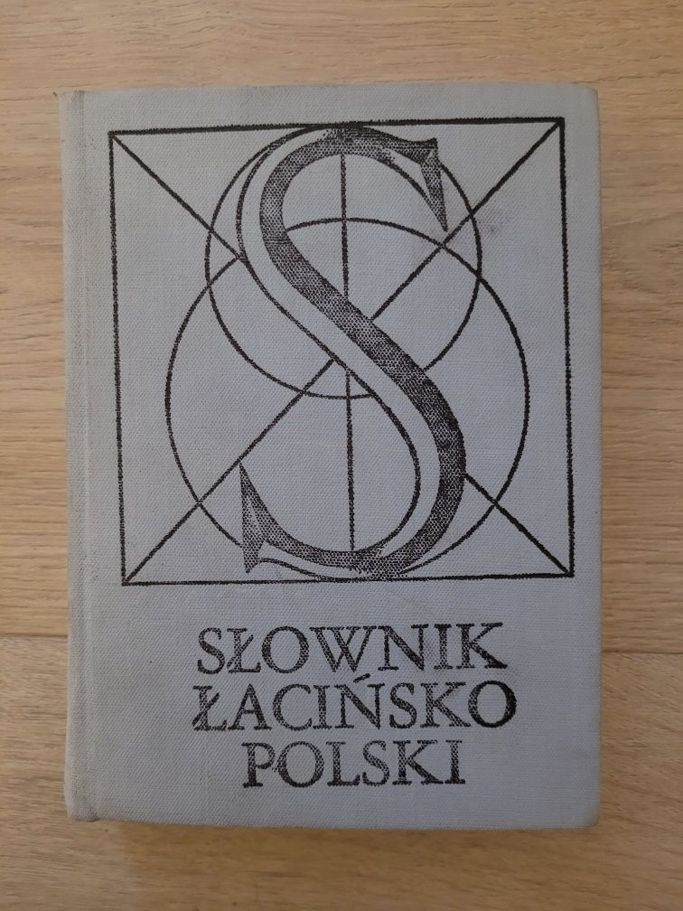 Słownik łacińsko-polski. PWN.