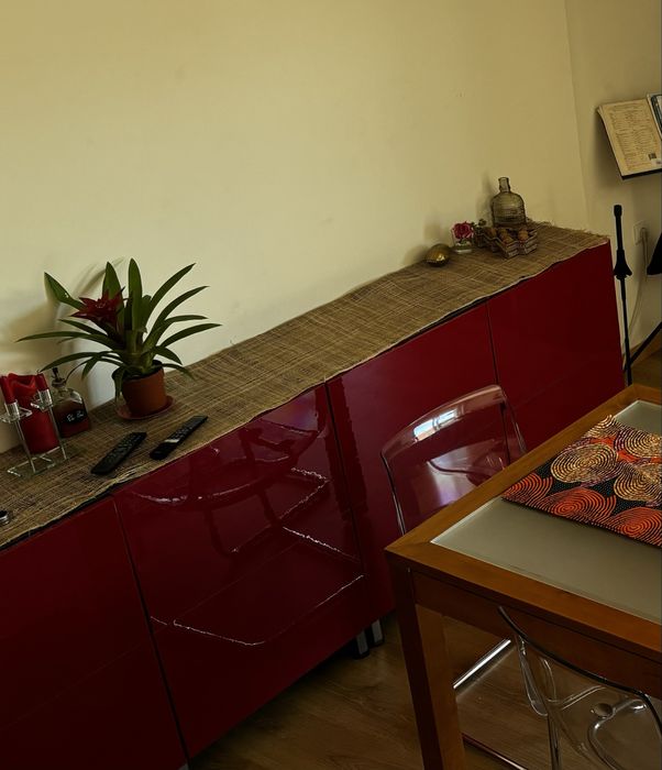 Aparador Ikea Portas vermelhas