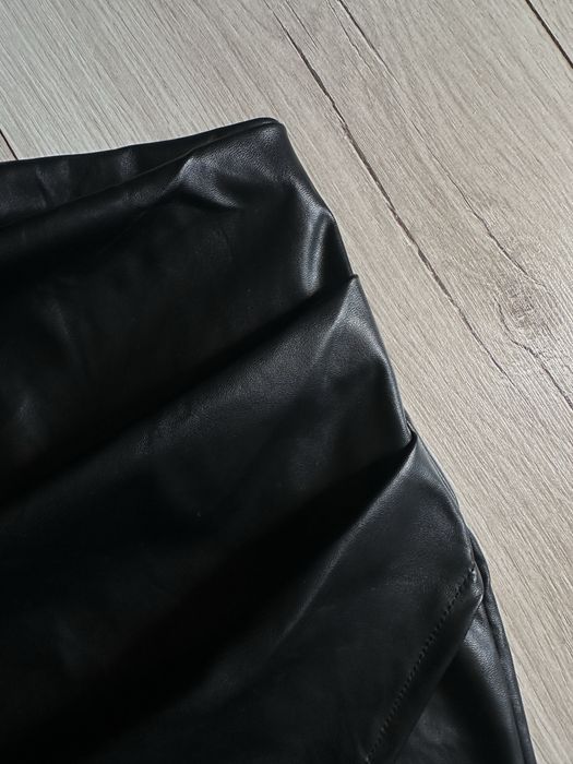 Сексуальная юбка из искусственной кожи асимметричными складками shein