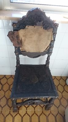 Cadeira antiga couro e pregaria