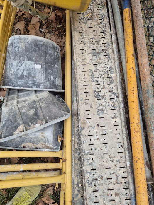 Duas mesas de andaime com três pranchas metálicas