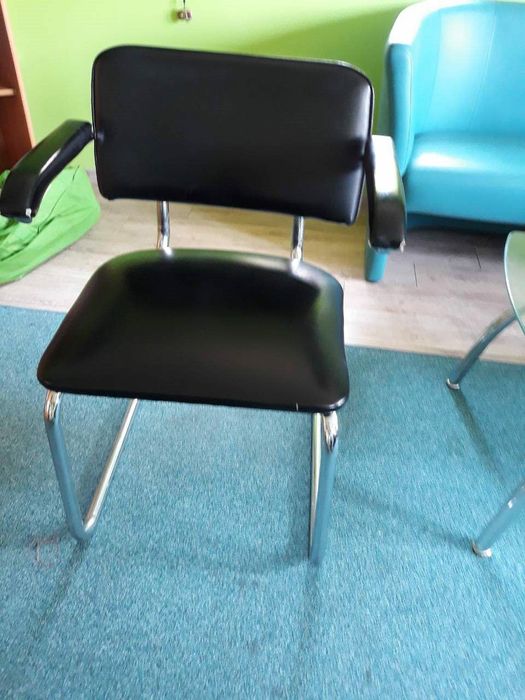 Krzesła kolorze czarnym