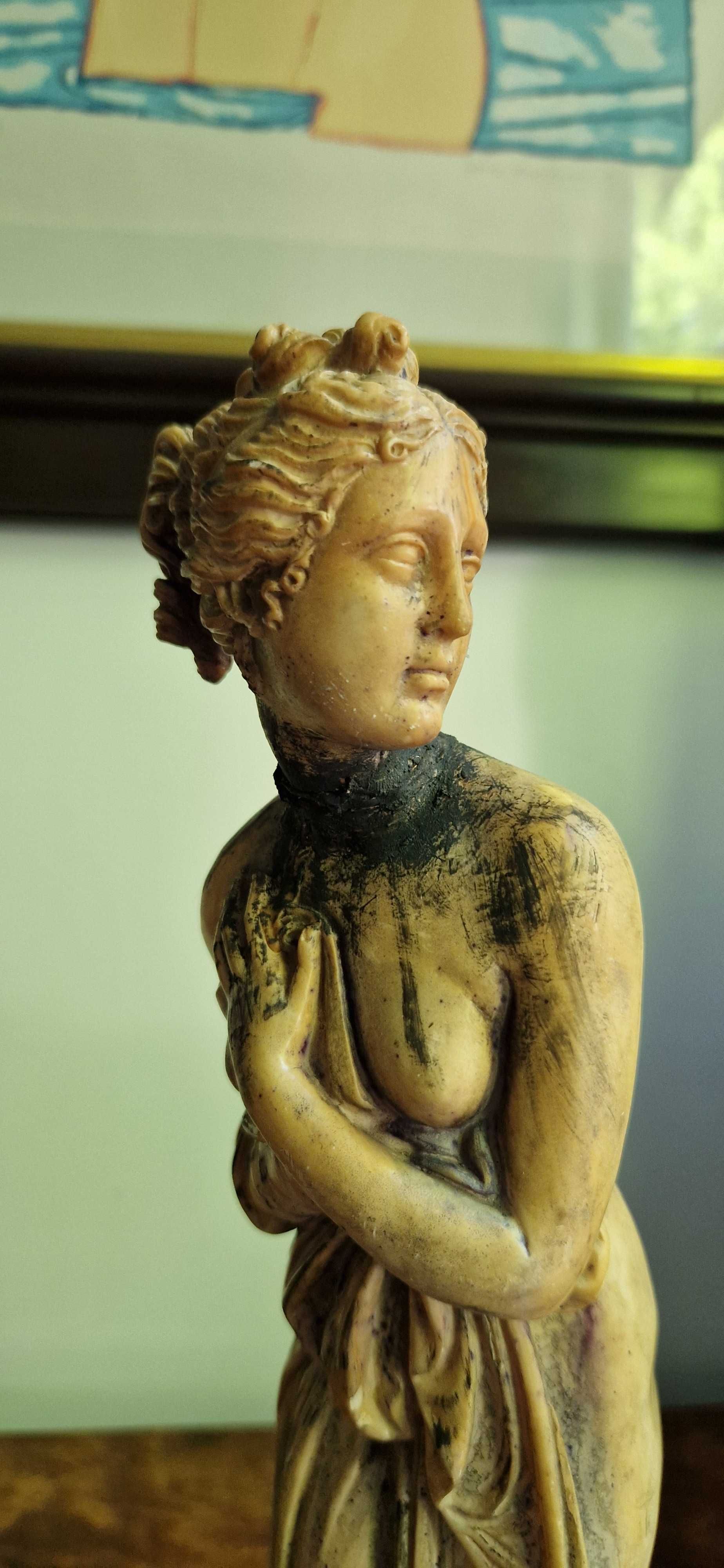 Rzezba Wenus sygnowana A. Santini Italy alabaster antyk dekor
