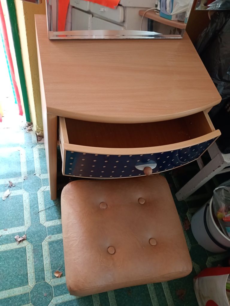 Toaletka komplet stolik lustro taboret